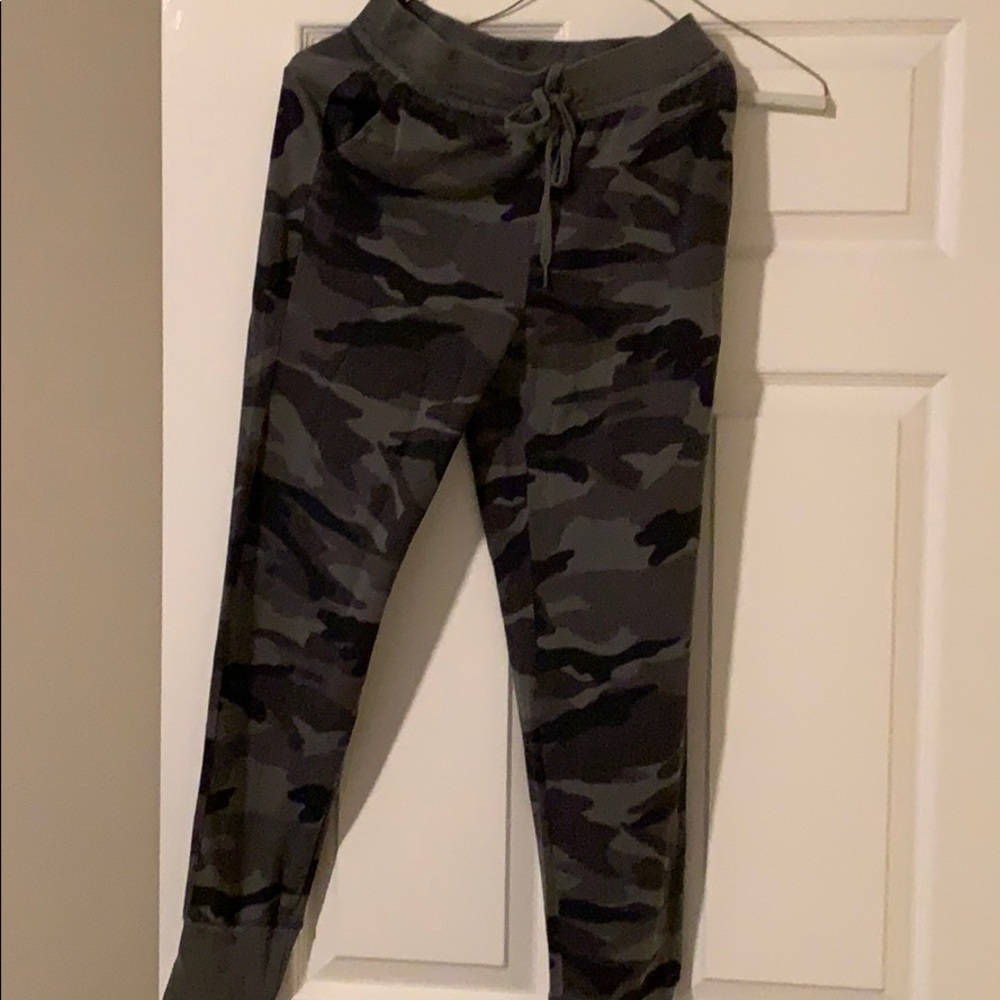Brand new Splendid camouflage sweat pants sz S